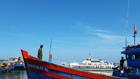 Tịch thu súng điện và bộ kích điện trên tàu cá