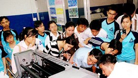 Sinh viên Trường ĐH Sư phạm Kỹ thuật TPHCM trong buổi thực tập với các thiết bị in. Ảnh minh họa: T.Minh