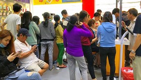 Khách hàng ký tên sau khi đã đăng ký thông tin cho thuê bao thành công tại trung tâm Viettel trên đường Lê Hồng Phong (quận 5, TPHCM). Ảnh: KIM HUYỀN