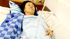 Chị bán vé số quay quắt cùng bệnh tật