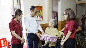 Ông Nguyễn Ngọc Tuấn - Giám đốc Điều hành Hệ thống iSchool thăm và tặng quà tri ân các Mẹ Việt Nam Anh hùng tại Quảng Trị