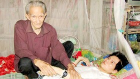 Cha gần 100 tuổi chăm con liệt giường