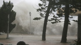 Bão Mangkhut đổ bộ vào phía Nam Trung Quốc, nguy cơ xảy ra lũ quét ở các tỉnh miền núi phía Bắc