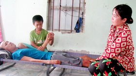 Kiệt quệ trong tình cảnh chồng bệnh, con thơ
