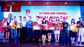 Các phóng viên, biên tập viên nhận giải thưởng “Ngòi bút trẻ” 2017