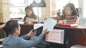 Cán bộ thuế Cục thuế TPHCM làm việc với doanh nghiệp