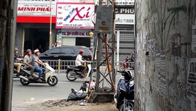 Trụ điện bỏ không án ngữ đầu hẻm