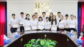 Các sinh viên HIU nhận học bổng “Thắp sáng tương lai” tháng 5 năm 2018