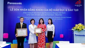 Đại diện Bộ Giáo dục và Đào tạo trao tặng Kỷ niệm chương vì giáo dục và Bằng khen Bộ trưởng cho đại diện Panasonic. Ảnh: Panasonic