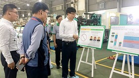 Đại diện Công ty Ý Chí Việt giới thiệu mô hình cải tiến hiệu suất sản xuất với đại diện Tập đoàn Samsung Việt Nam