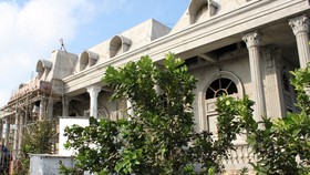 Chủ tịch xã bị kỷ luật vì để cha ruột xây dinh thự trái phép