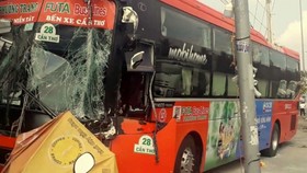 Xe khách Phương Trang đâm thẳng vào quán cơm