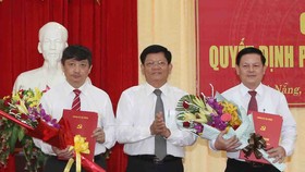 Ông Võ Công Trí, Phó Bí thư Thành ủy Đà Nẵng trao quyết định cho ông Đặng Việt Dũng (trái) và ông Trần Đình Hồng (phải)