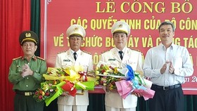 Đại tá Lê Ngọc Hai và Đại tá Trần Đình Chung (theo thứ tự thứ 2 và thứ 3 từ trái sang) được bổ nhiệm làm Phó Giám đốc Công an TP Đà Nẵng