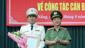 Trung tướng Nguyễn Văn Sơn (bìa phải), Thứ trưởng Bộ Công an trao Quyết định bổ nhiệm của Bộ Công an cho Thiếu tướng Vũ Xuân Viên