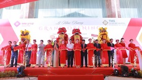 Chủ tịch UBND TP Đà Nẵng Huỳnh Đức Thơ (giữa) cùng lãnh đạo Tập đoàn TMS và các đại biểu cắt băng khánh thành khách sạn TMS Luxury Hotel Da Nang Beach