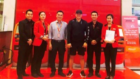 Đại diện Jetstar Pacific trao trả lại toàn bộ số tiền và túi xách cho ông Randy T. người Mỹ gốc Việt