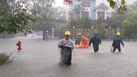 UBND quận Hải Châu huy động lực lượng và phao cứu sinh đến khu vực phường Hòa Thuận Tây để đưa dân ra khỏi vùng nguy hiểm