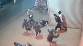 Camera an ninh ghi hình nhóm thanh niên chém 2 người nguy kịch