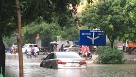 Hà Nội ngập lụt vì mưa, hôm nay thủy điện Hòa Bình mở liên tiếp thêm 2 cửa xả