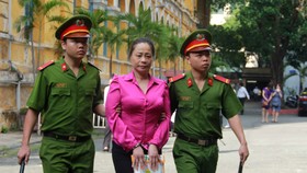 Từ hào quang đến vòng lao lý