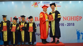 TS Hoàng Văn Phúc, Hiệu trưởng Trường TC Công nghệ Bách khoa trao bằng tốt nghiệp cho học sinh