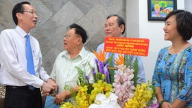 Lãnh đạo TPHCM thăm và chúc mừng nhà giáo lão thành