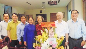 Lãnh đạo TPHCM thăm các nhà giáo tiêu biểu