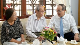 Bí thư Thành ủy TPHCM Nguyễn Thiện Nhân thăm và chúc mừng các nhà giáo tiêu biểu