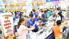 Customers at a Co.opMart supermarket in HCMC (Photo: SGGP)