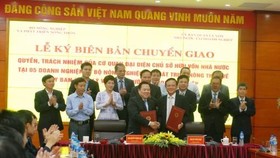 The Ministry of Agriculture and Rural Development inks an agreement to transfer its ownership of State capital in five agriculture SOEs to the Committee for Management of State Capital on November 15. (Photo: VNA)