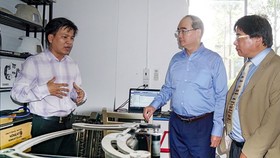 Secretary of HCMC Party Committee Nguyen Thien Nhan visits HCMC University of Technology and Education on November 15 (Photo: SGGP)