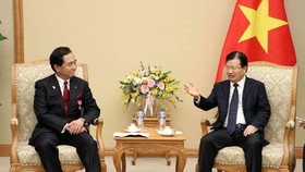 Deputy Prime Minister Trinh Dinh Dung (R) received Governor of Japan’s Kanagawa prefecture Yuji Kuroiwa in Hanoi on November 16 (Photo: VNA)