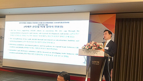 Heo Yoon, a professor from Sogang University Graduate School of International Studies and President of the Korean Association of Trade and Industry Studies, addresses the seminar on November 16. (Photo: VNA)