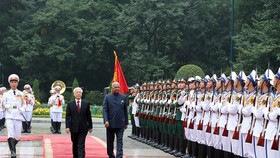 Party General Secretary, President Nguyen Phu Trong (left) and Indian President Ram Nath Kovind review a guard of honour in Hanoi yesterday. (Photo: VNA/VNS)