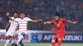 Nguyen Tien Linh (in red) opens the score for Vietnam at the 39th minute (Photo: VNA)