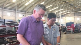 A foreign worker at Ben Thanh Rubber Company (Photo: SGGP)