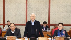 Party General Secretary and President Nguyen Phu Trong (standing) speaks at the meeting (Photo VNA)