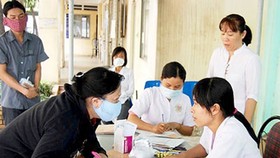 Phát thuốc và tư vấn cho bệnh nhân lao tại trạm y tế phường