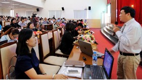 TS.BS. Trần Việt Thế Phương đang trả lời các thắc mắc của bệnh nhân về ung thư vú