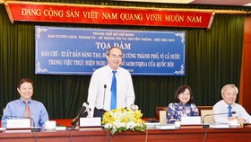 Bí thư Thành ủy TPHCM Nguyễn Thiện Nhân phát biểu tại tọa đàm