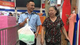 Nụ cười thân thiện của anh Nhân khi giúp đỡ khách hàng lớn tuổi