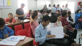 Người dân làm thủ tục đất đai tại Chi nhánh Văn phòng Đăng ký Đất đai Quận 9