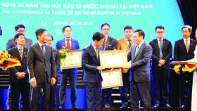 Tổng Giám đốc Mercedes-Benz Việt Nam đại diện nhận bằng khen của Chính phủ về thành tích đầu tư nước ngoài tại Việt Nam