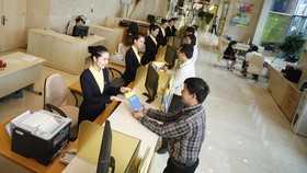 Giao dịch ngân hàng Ảnh: HUY ANH