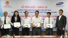 Trao chứng nhận cho các học viên khóa đào tạo chuyên gia tư vấn công nghiệp hỗ trợ tại TPHCM