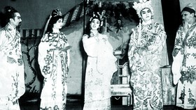 Thanh Nga (giữa) và Hữu Phước trong một vở cải lương của đoàn Thanh Minh - Thanh Nga