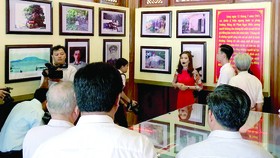 Đại biểu tham quan Đền thờ 10 anh hùng liệt sĩ khởi nghĩa Hòn Khoai