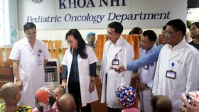 Bộ trưởng Bộ Y tế cùng với cán bộ Quỹ Ngày mai tươi sáng thăm hỏi các bệnh nhi ung thư đang điều trị tại Bệnh viện K cơ sở Tân Triều