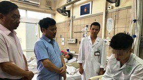 Phó Chủ tịch TP Hà Nội đến bệnh viện thăm nạn nhân sốc ma túy - Dư luận “dậy sóng“!